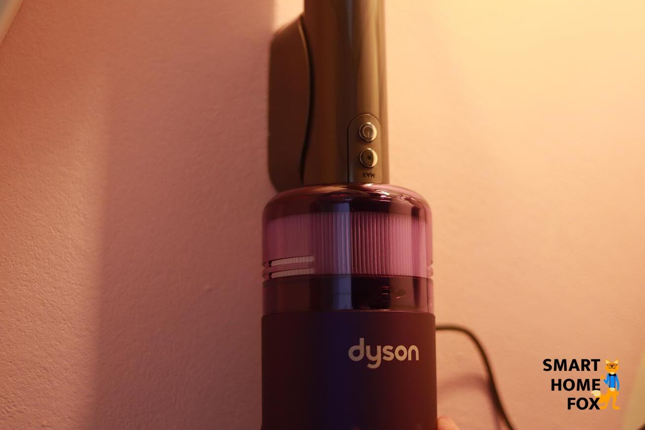 Sauger an der Wandhalterung